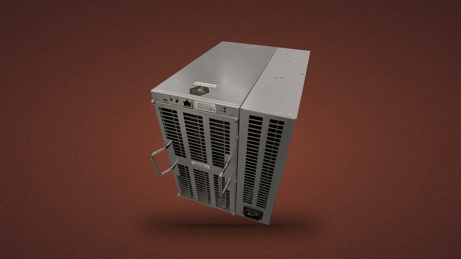 Una Antminer S21 Immersion sobre un fondo de estudio rojo oscuro