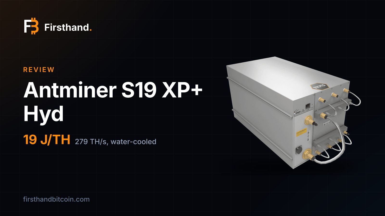 Un minero Bitmain Antminer S19 XP+ Hyd refrigerado por agua sobre una tarjeta oscura de Firsthand con las palabras Reseña del Antminer S19 XP+ Hyd, 19 J/TH, 279 TH/s refrigerado por agua