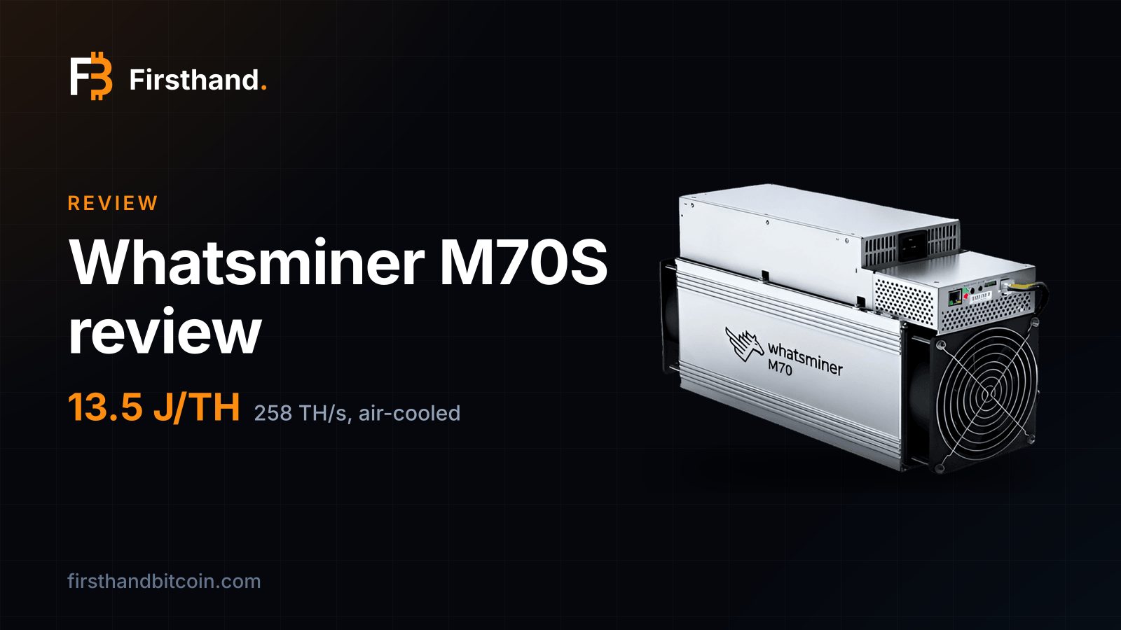 Un minero Whatsminer M70S de MicroBT con refrigeración por aire sobre una tarjeta oscura de Firsthand con las palabras Reseña Whatsminer M70S, 13.5 J/TH, 258 TH/s con aire