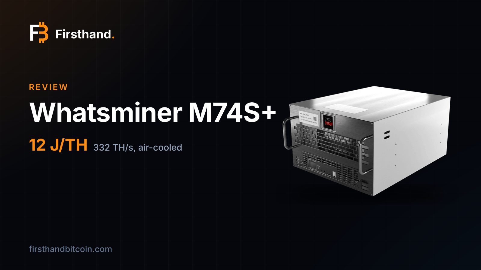 Un Whatsminer M74S+ en la tarjeta de Firsthand: la máquina fotografiada completa sobre el fondo oscuro del sitio, con su cifra de 12 J/TH